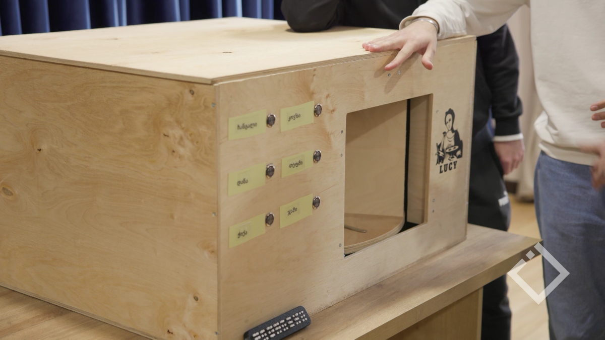 კომაროვის სკოლის მოსწავლეების ინოვაციური მოწყობილობა